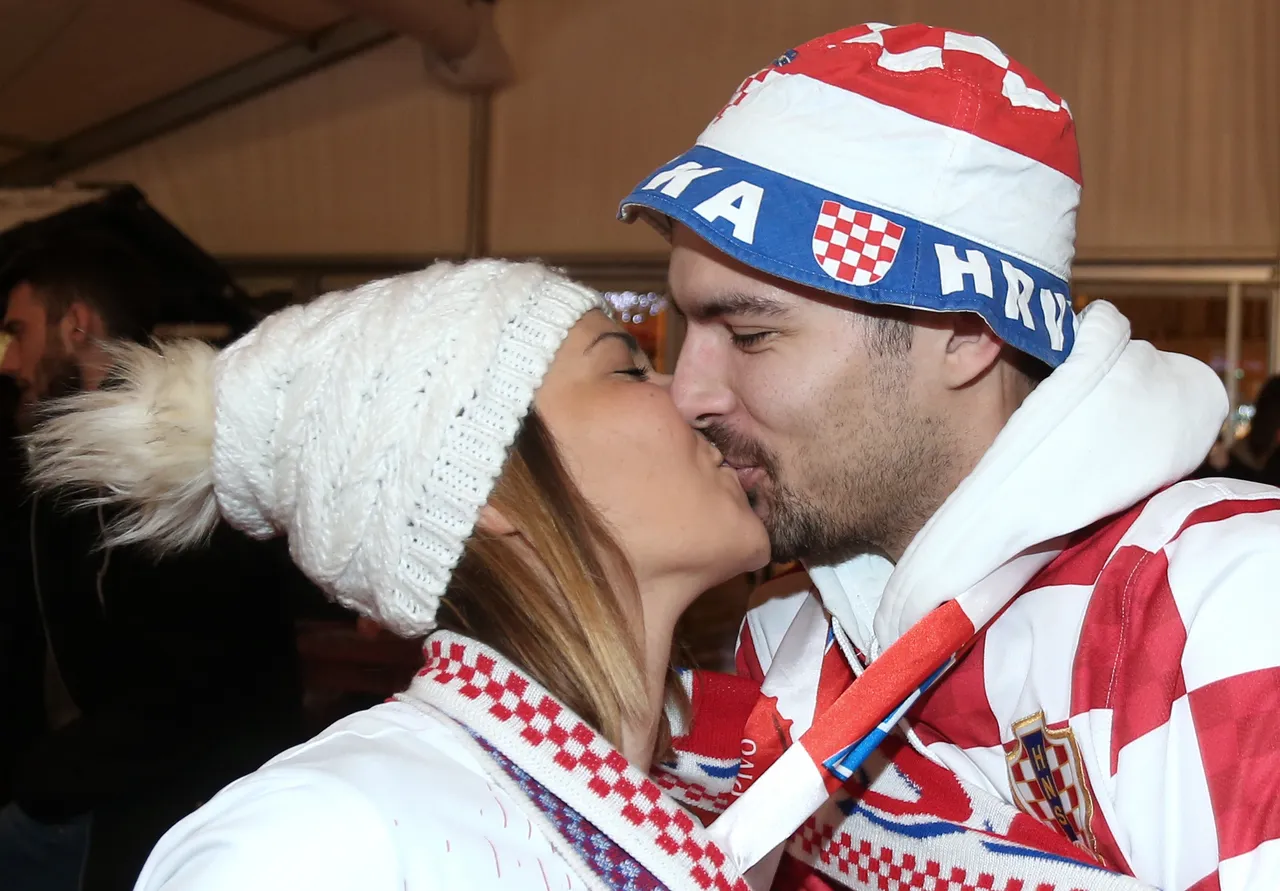 Atmosfera u navijačkom šatoru na Trgu Jelačića za vrijeme utakmice Hrvatska - Srbija
