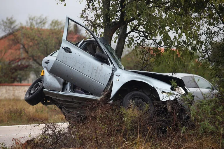 Teška prometna nesreća kod Skradina: Pri slijetanju s ceste poginuo muškarac