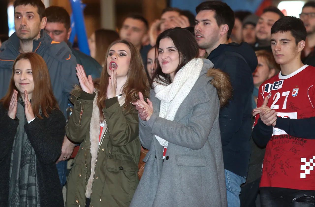 Atmosfera u navijačkom šatoru na Trgu Jelačića za vrijeme utakmice Hrvatska - Srbija