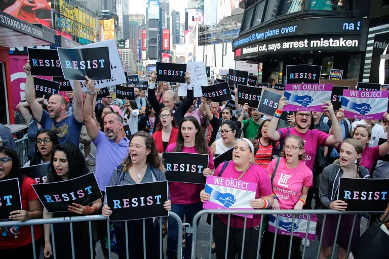 'Mislio sam da se ovaj put šali': stotine bijesnih prosvjednika na ulicama zbog Trumpovog izbacivanja transrodnih osoba iz vojske
