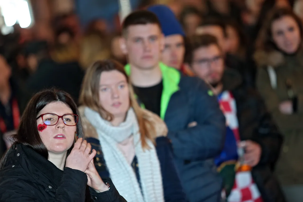 Atmosfera u navijačkom šatoru na Trgu Jelačića za vrijeme utakmice Hrvatska - Srbija