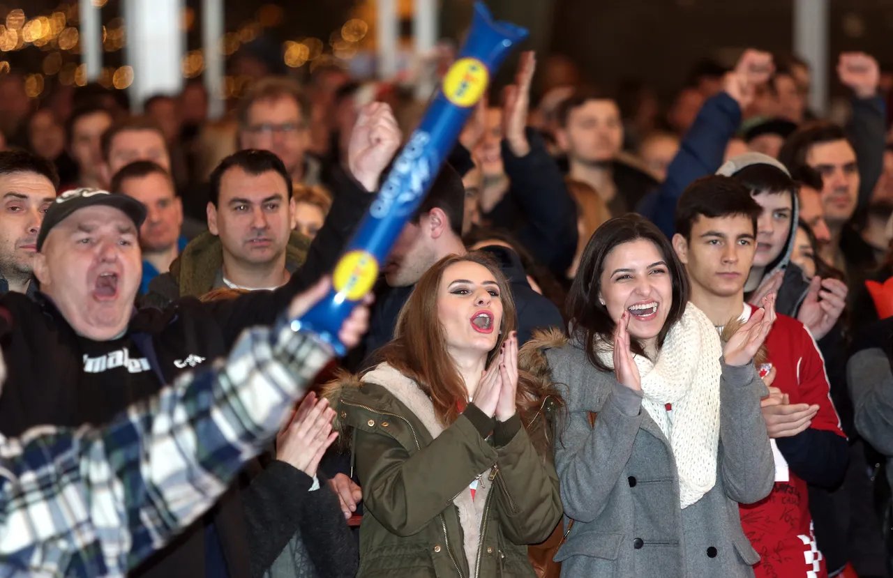 Atmosfera u navijačkom šatoru na Trgu Jelačića za vrijeme utakmice Hrvatska - Srbija