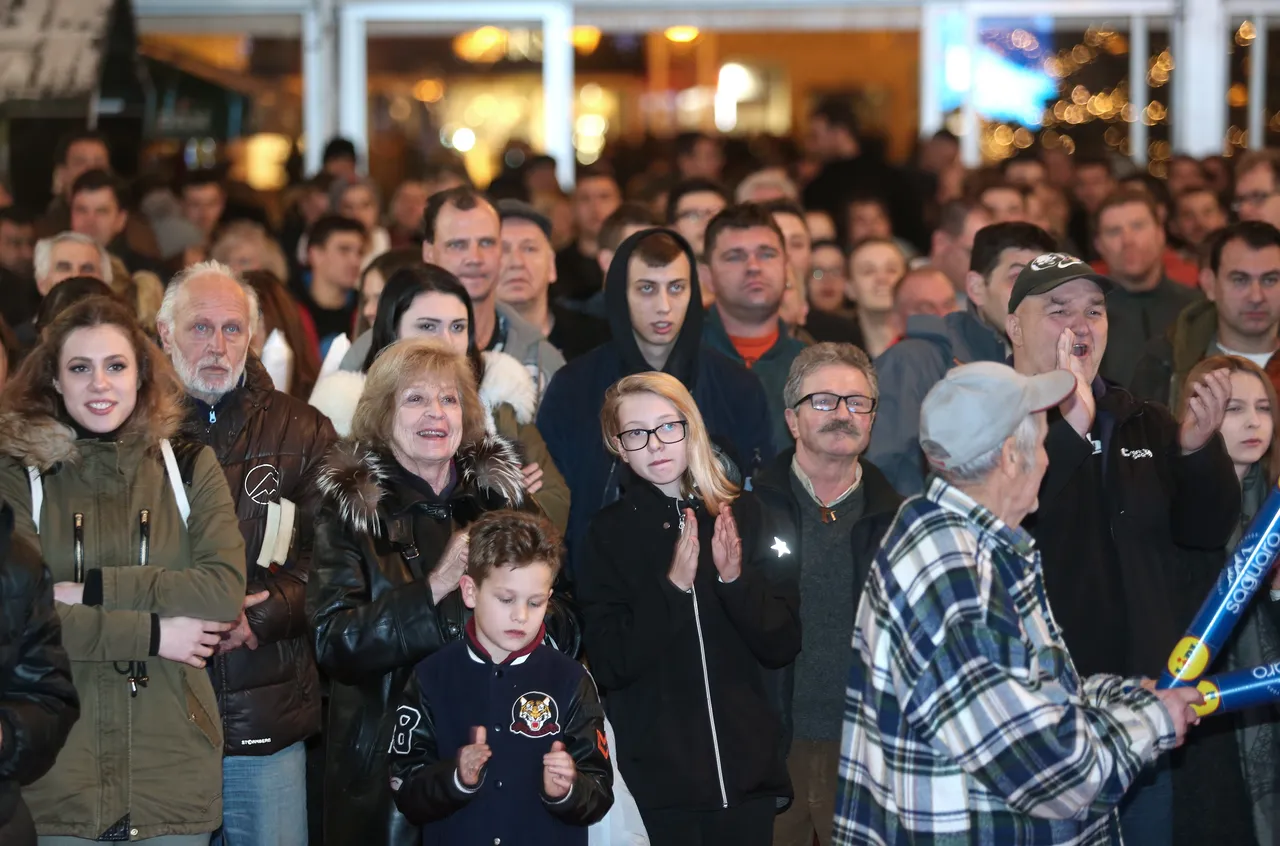 Atmosfera u navijačkom šatoru na Trgu Jelačića za vrijeme utakmice Hrvatska - Srbija