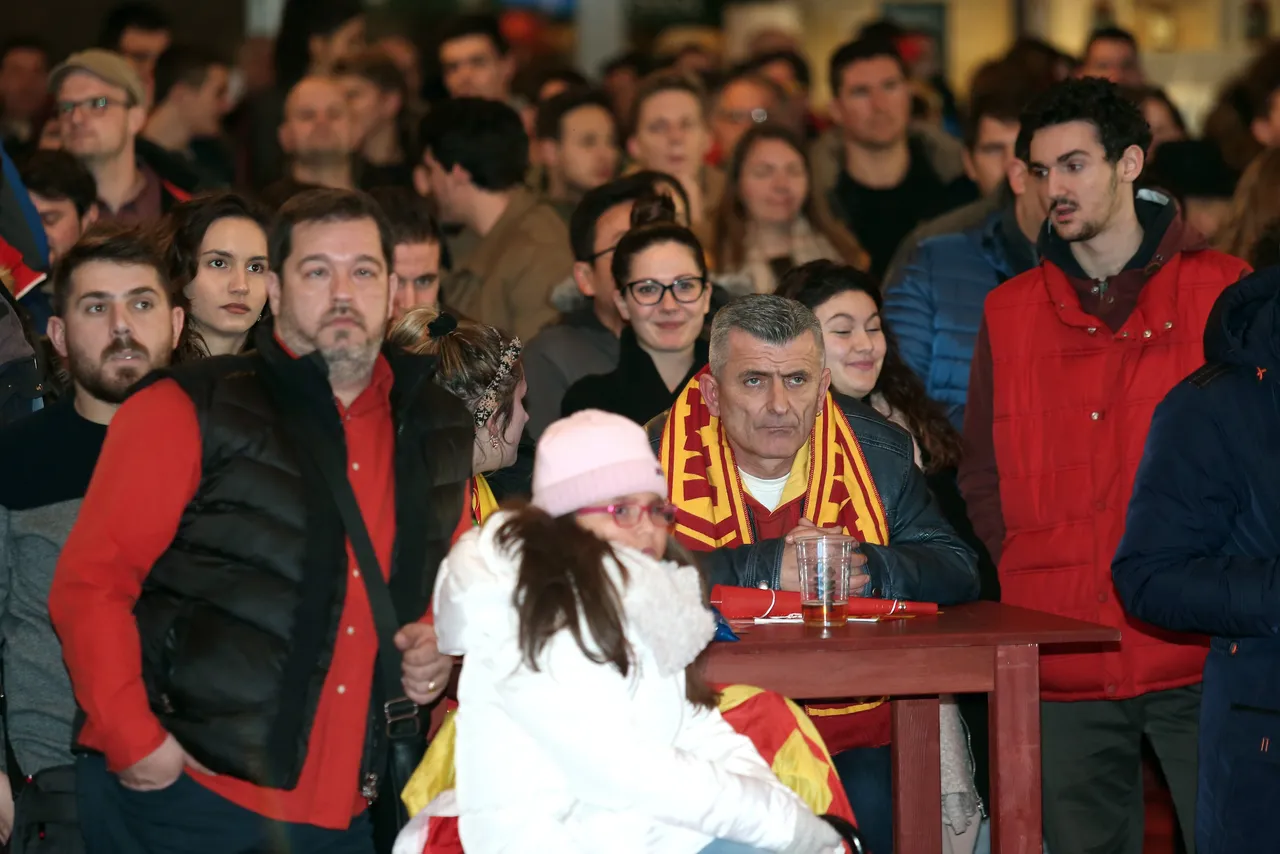Atmosfera u navijačkom šatoru na Trgu Jelačića za vrijeme utakmice Hrvatska - Srbija