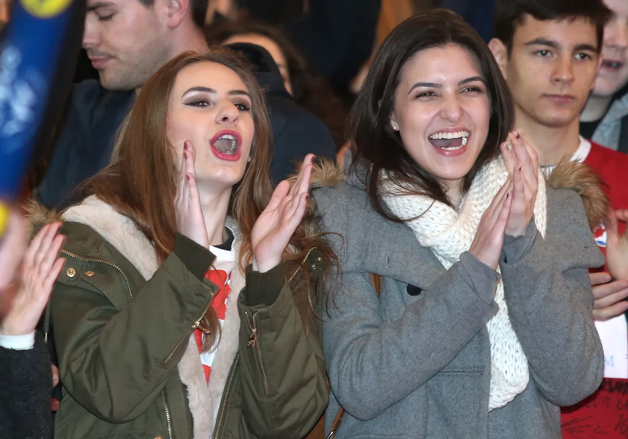 Atmosfera u navijačkom šatoru na Trgu Jelačića za vrijeme utakmice Hrvatska - Srbija