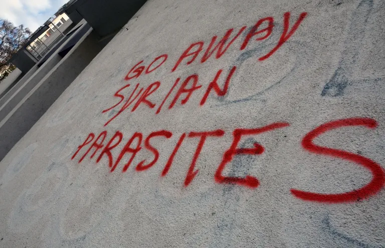 Slavonski Brod: Na zgradi osvanuo grafit "Go Away Syrian Parasites"