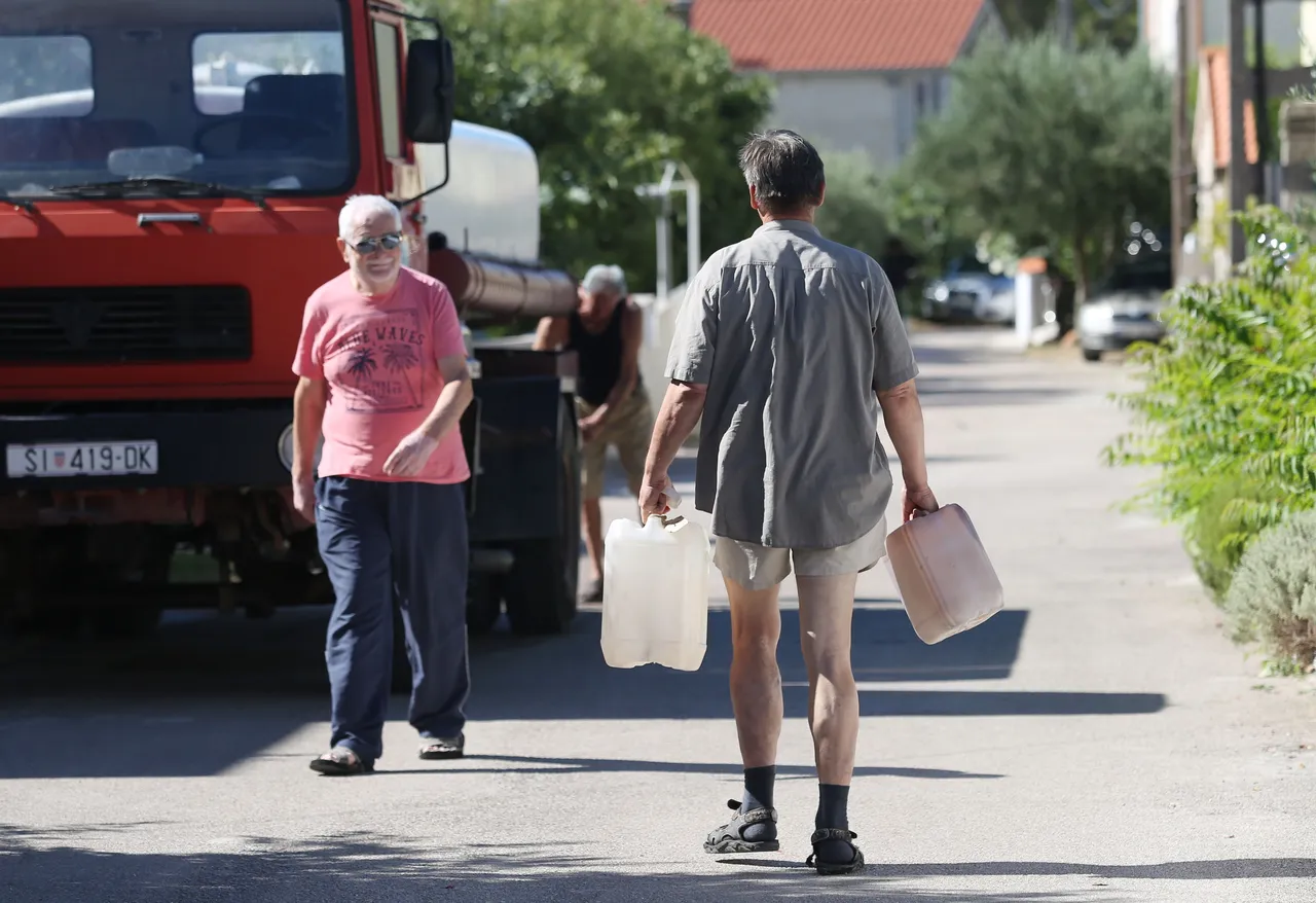 Već danima dio Vodica bez vode: brojni turisti ne mogu se ni otuširati, jer voda smrdi po fekalijama!