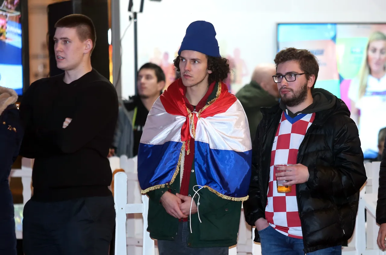 Atmosfera u navijačkom šatoru na Trgu Jelačića za vrijeme utakmice Hrvatska - Srbija