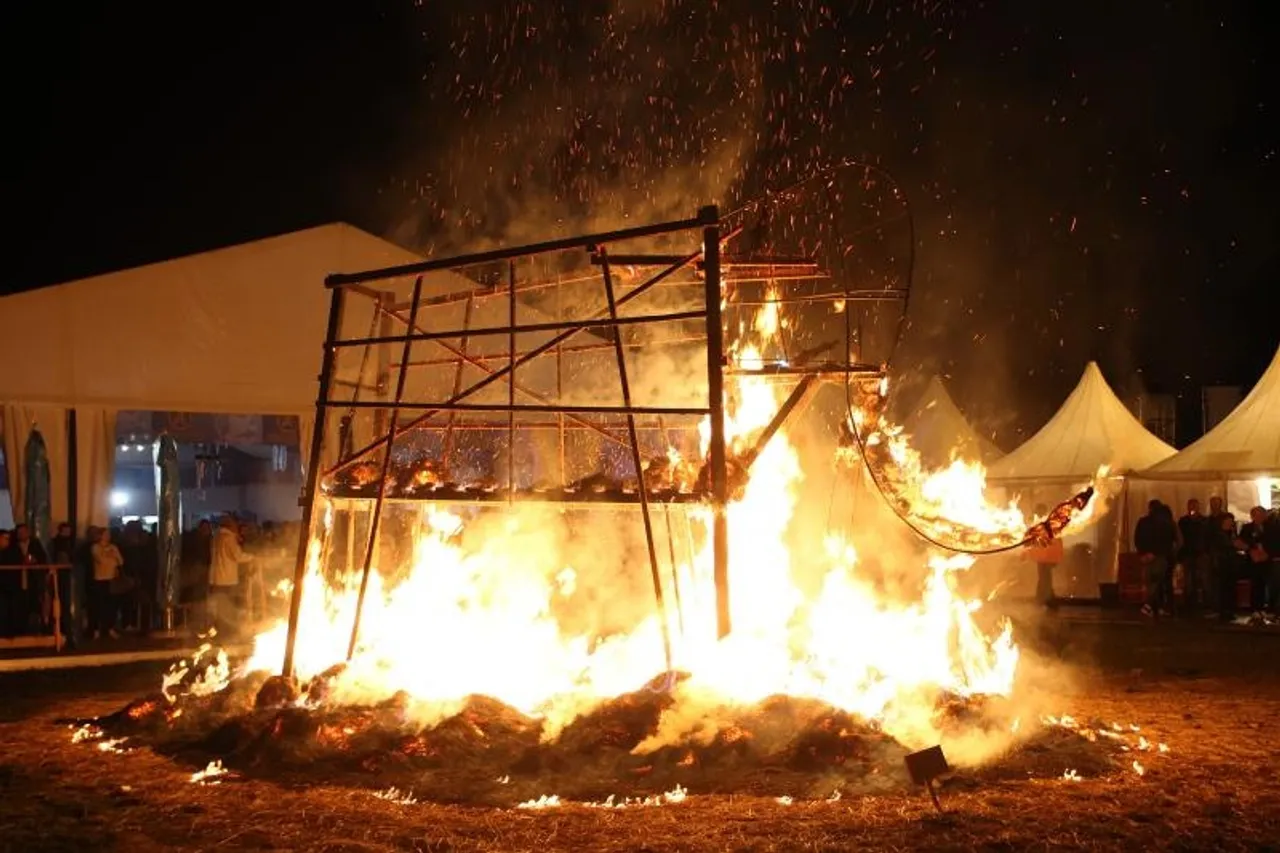 Vandali zapalili slamnatog mamuta na Bundekfestu