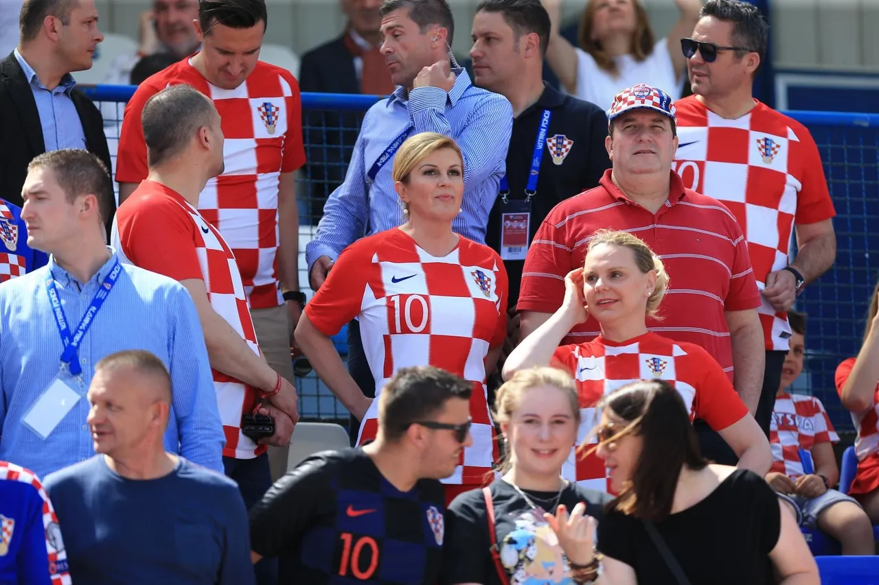 Kolinda Grabar-Kitarović u društvu supruga na utakmici Hrvatska - Wales