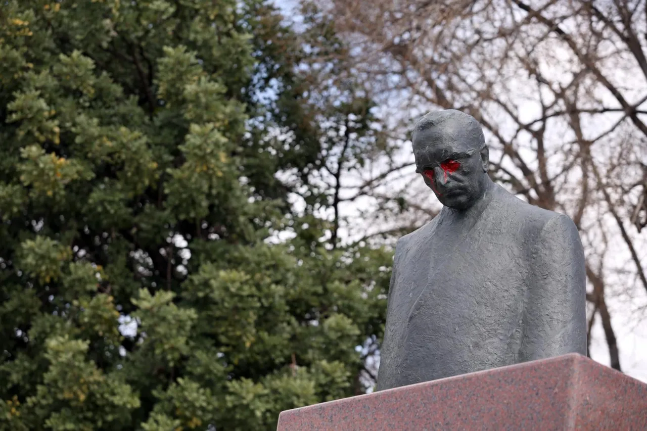 Split: Vandali  obojali oči na spomeniku Franji Tuđmanu u crveno