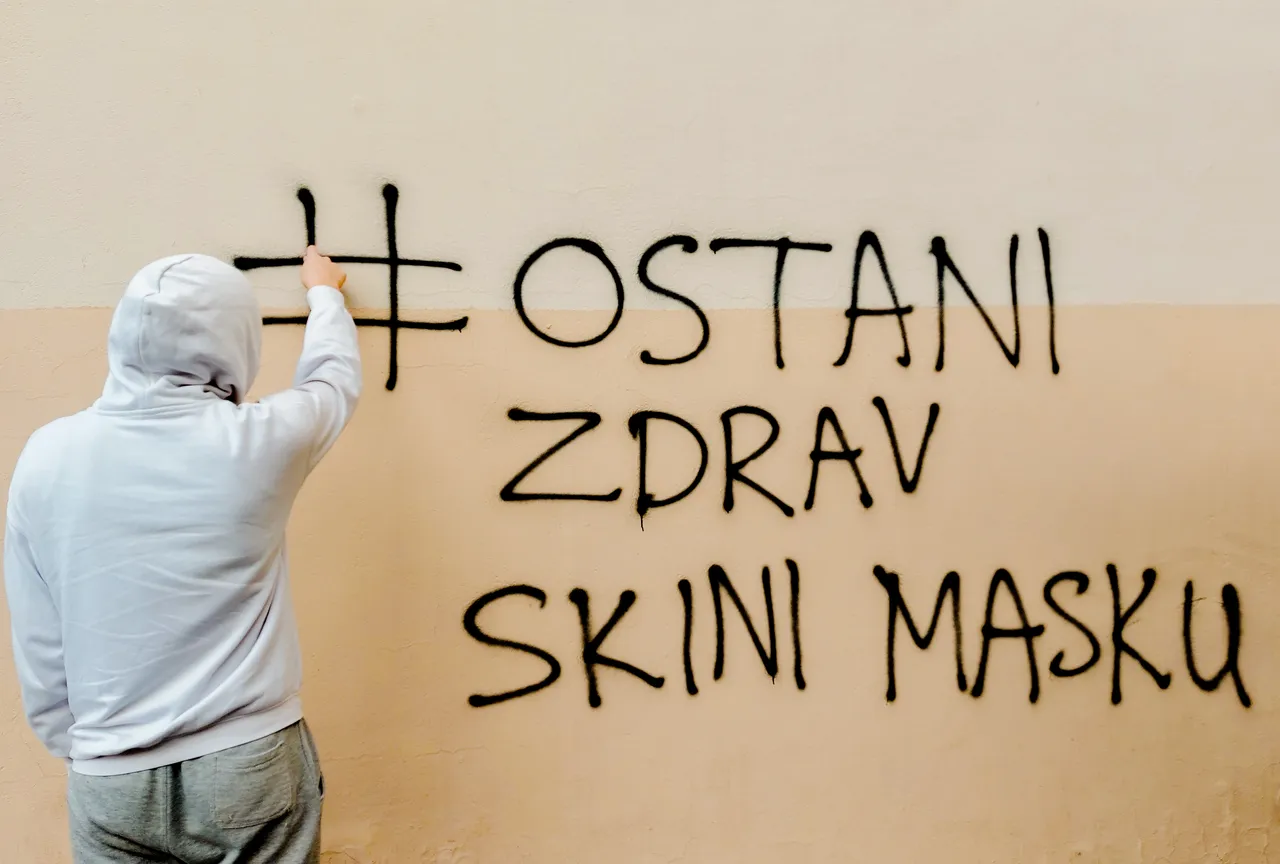 Na Nami na Kvatriću novi grafit: 'Ostani zdrav, skini masku'