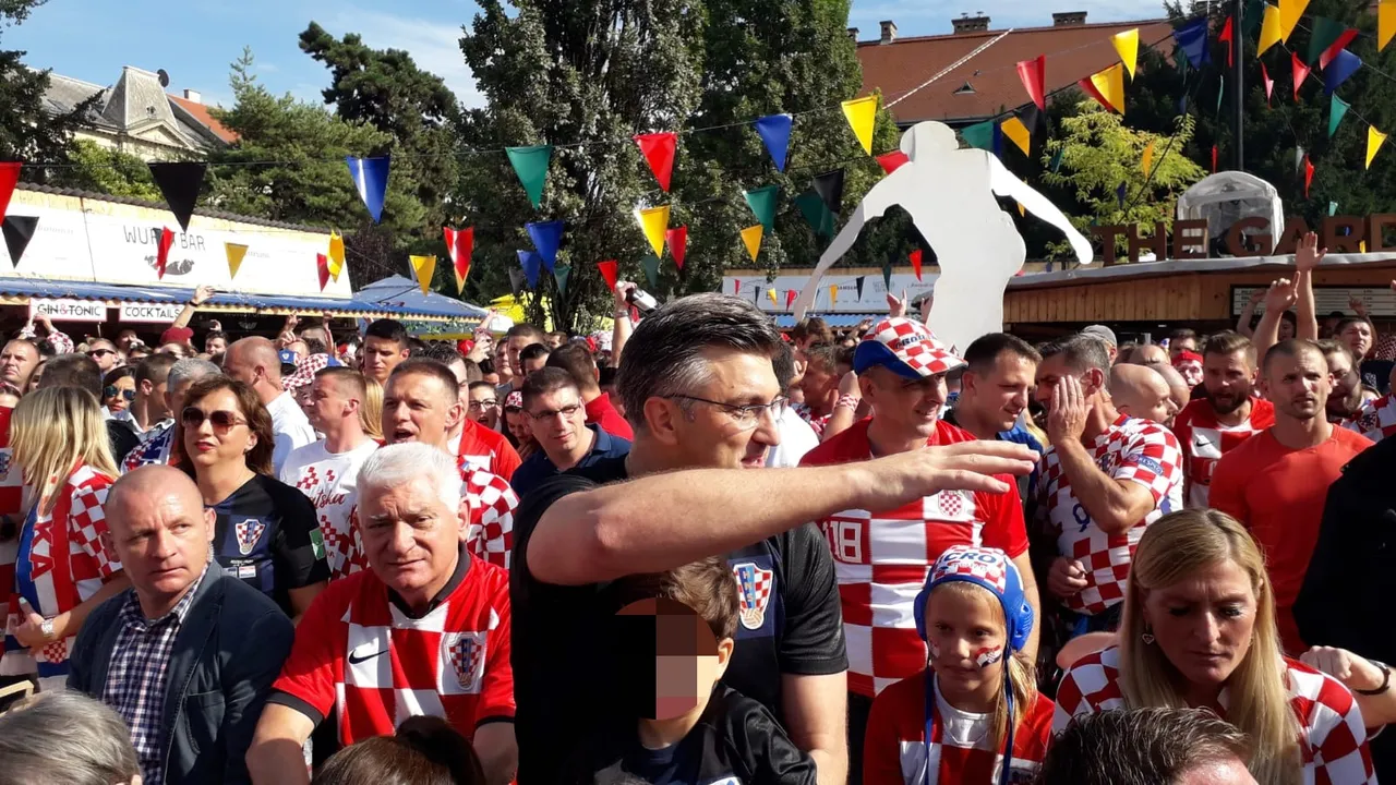 Plenković utakmicu Hrvatska-Francuska prati s navijačima na otvorenom