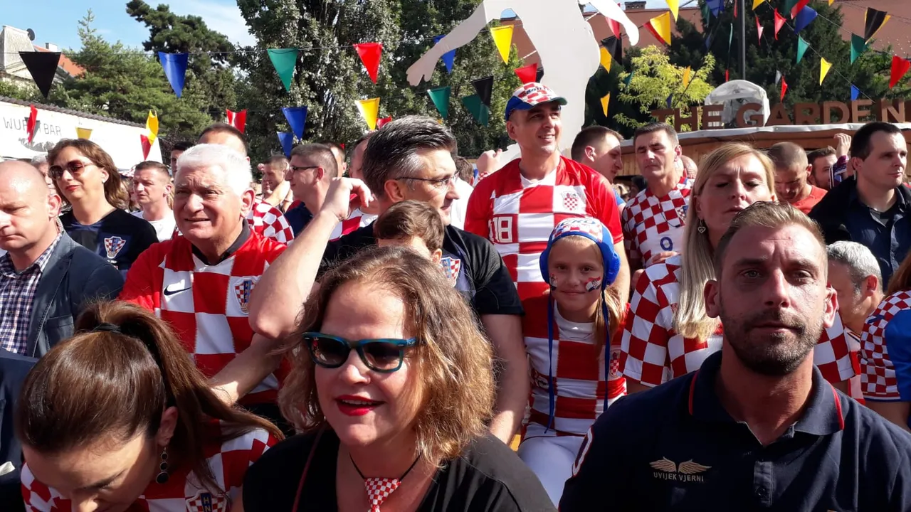 Plenković utakmicu Hrvatska-Francuska prati s navijačima na otvorenom