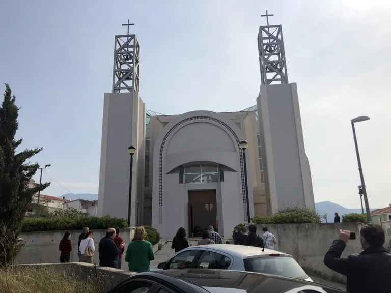 Vjernici su se okupili ispred crkve na Sirobuji
