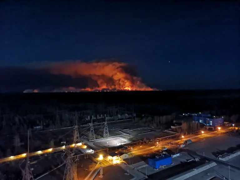 Veliki požar kod Černobila ne jenjava, blizu je kupole nuklearnog reaktora