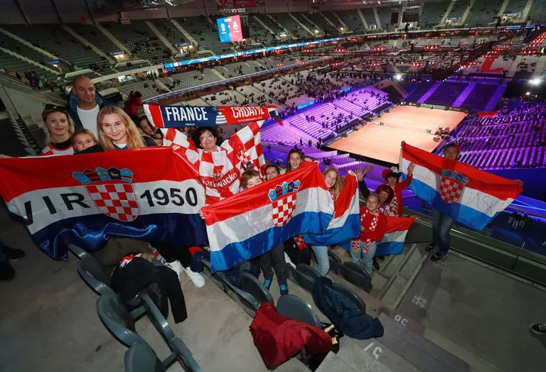 Hrvatski navijači 'zapalili' Lille: Pogledajte kakvu su atmosferu napravili na stadionu i izvan njega
