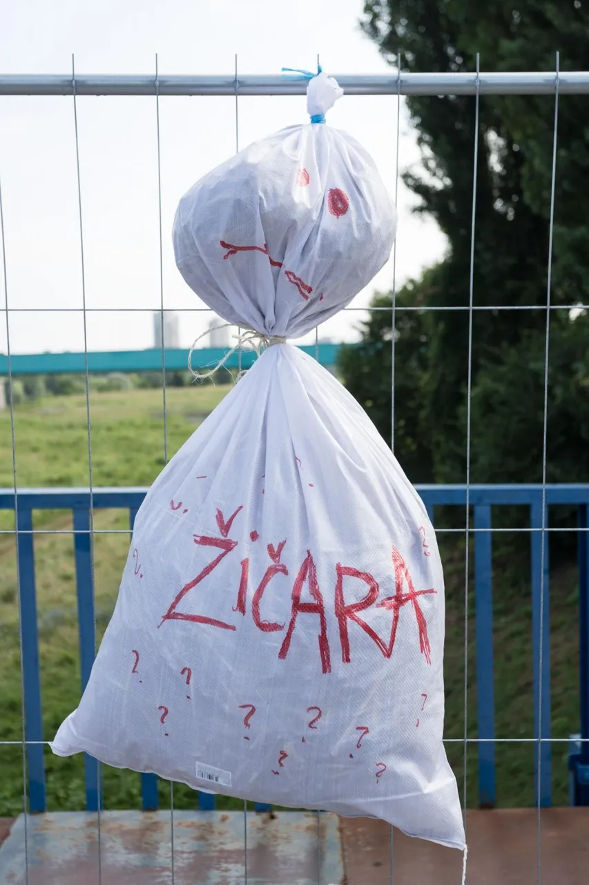 Zagreb: Na Savskom mostu obješene vreće s propalim projektima Milana Bandića