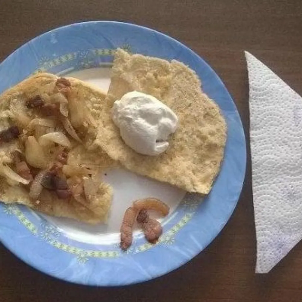 Domaća pogača sa slaninom i lukom