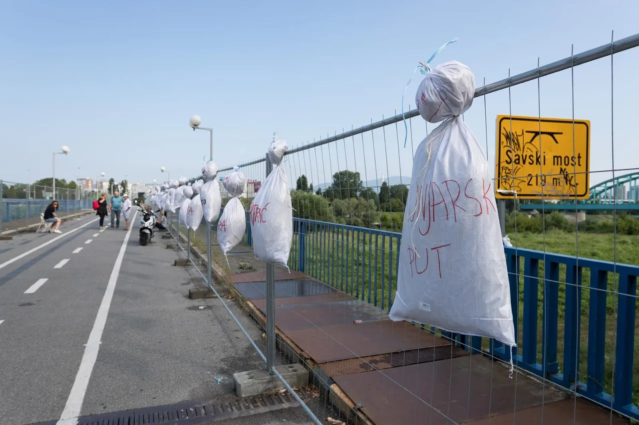 Zagreb: Na Savskom mostu obješene vreće s propalim projektima Milana Bandića