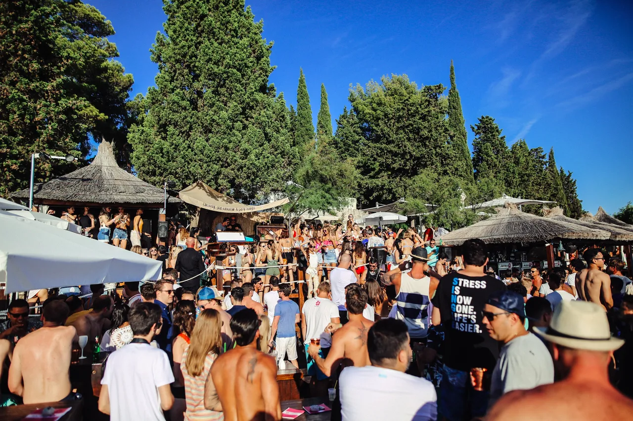 Afterbeach zabava u Hula Hula beach baru