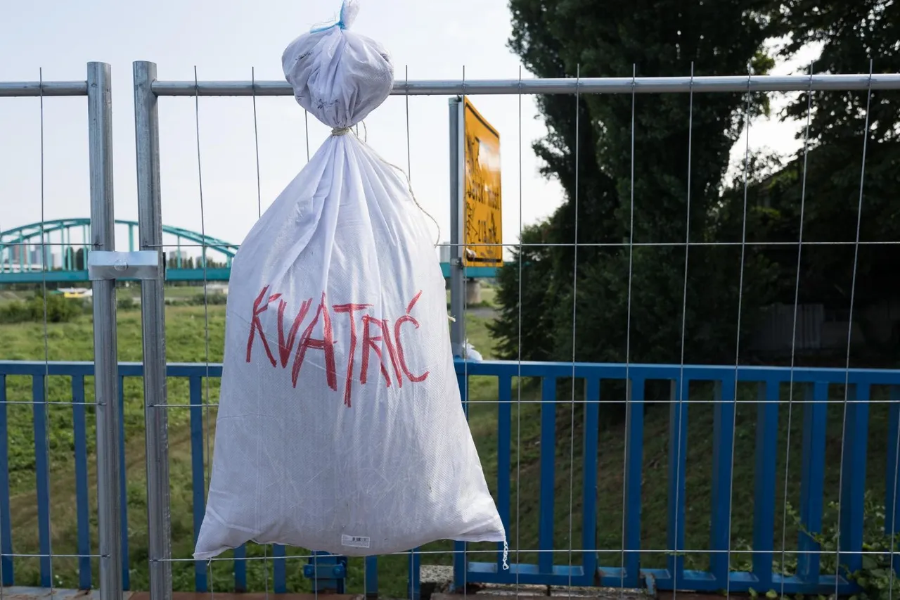 Zagreb: Na Savskom mostu obješene vreće s propalim projektima Milana Bandića