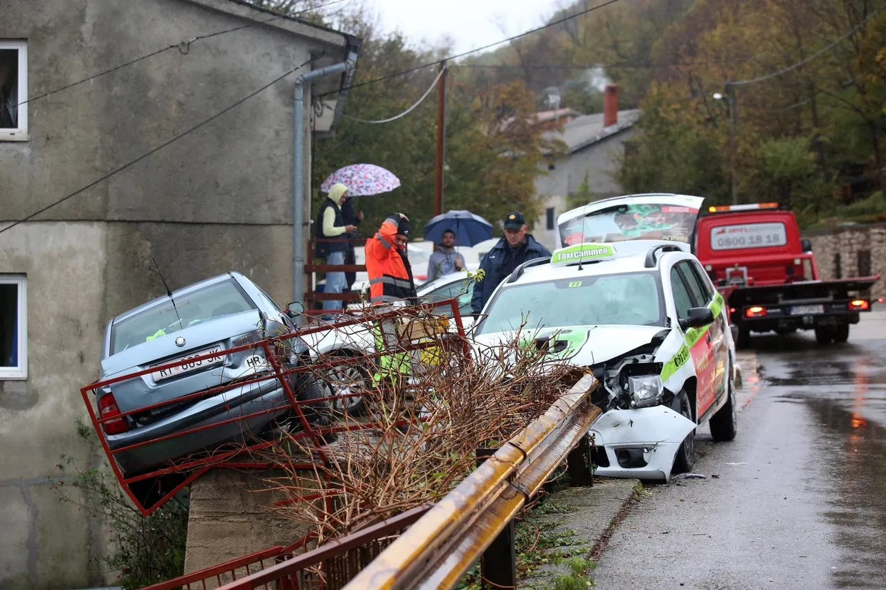 Taksi proklizao i udario u parkiranu Škodu: Ograda spriječila da auto ne padne u dvorište