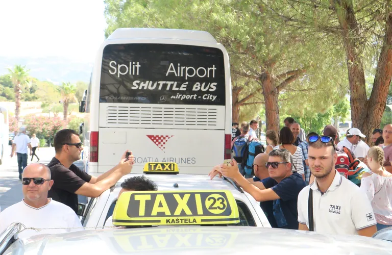 Taksisti u znak prosvjeda protiv Ubera blokirali Zračnu luku Split