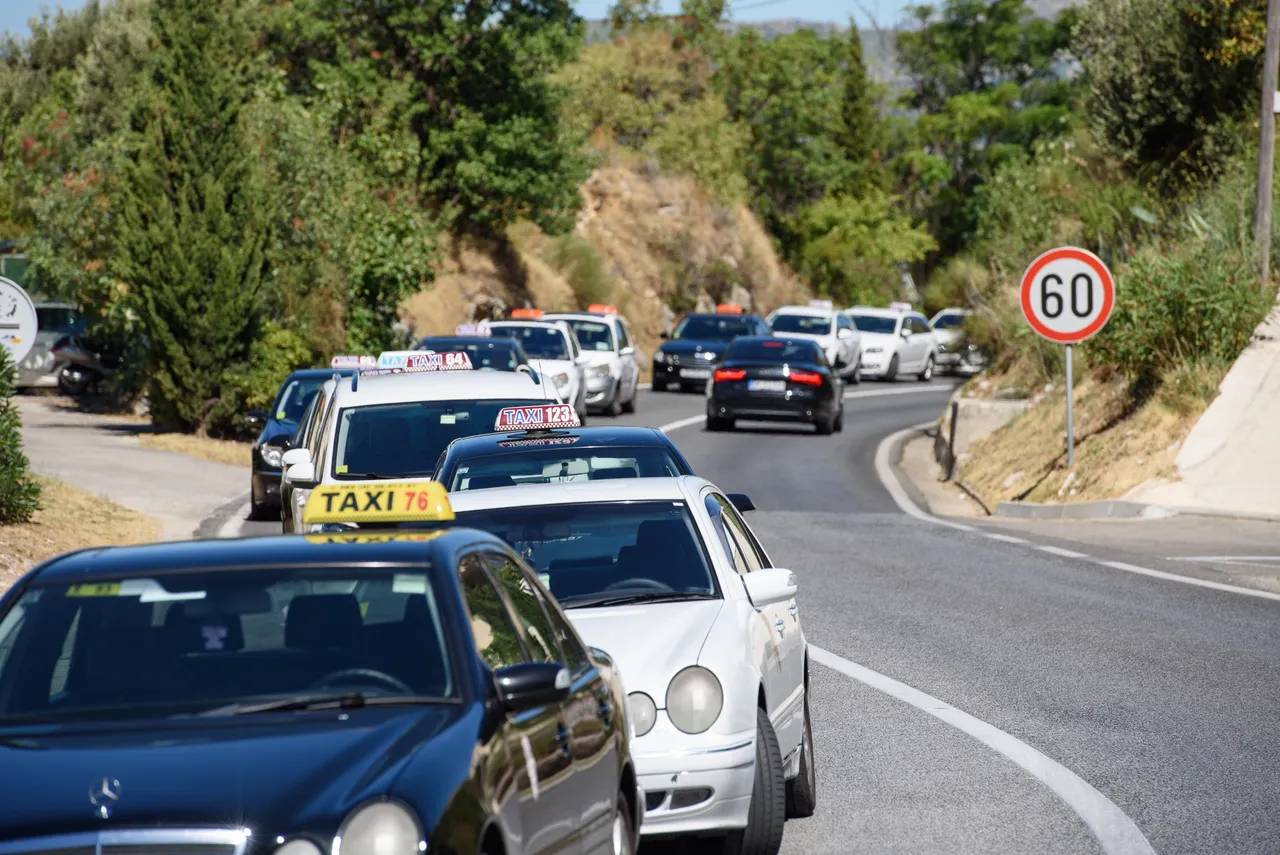 Dubrovnik: taksisti usred sezone blokirali Jadransku magistralu i pristupe aerodromu