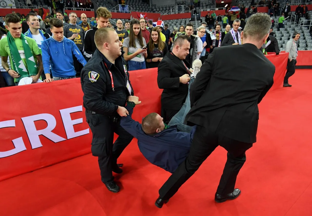Intervencija osiguranja tijekom rukometne utakmice Slovenija - Crna Gora