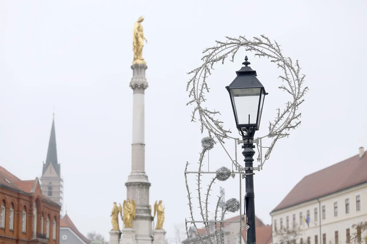 Zagreb se priprema za Božić: Na Kaptolu postavljeni ukrasi