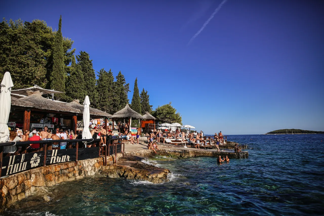 Afterbeach zabava u Hula Hula beach baru