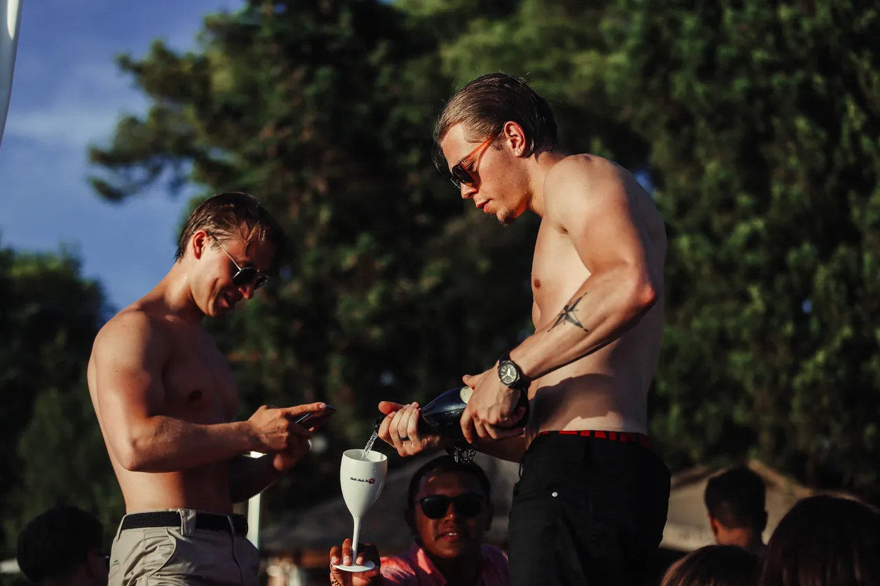 Afterbeach zabava u Hula Hula beach baru