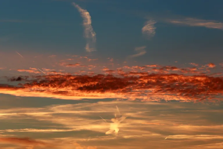 'Ukazanje' iznad Šolte: silueta u obliku anđela ukrasila nebo pri zalasku sunca