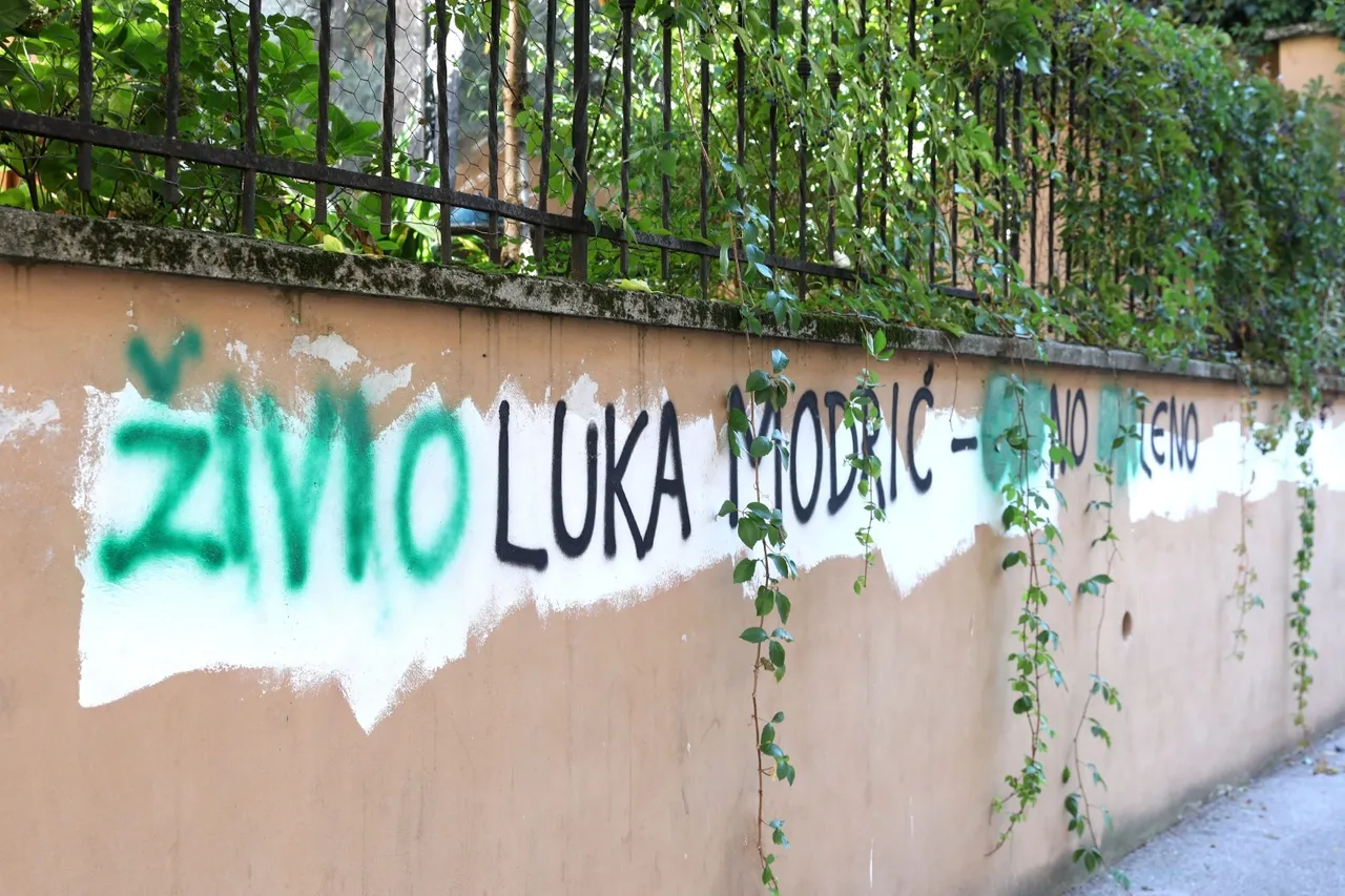 Zagreb: Grafit i “kontragrafit” o Luki Modriću u Vitezovićevoj ulici