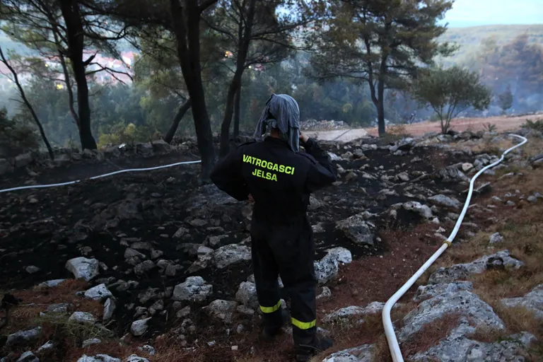 Hvar: vatrogasci gase požar koji je u popodnevnim satima zahvatio šumu između Vrbnja i Svirča