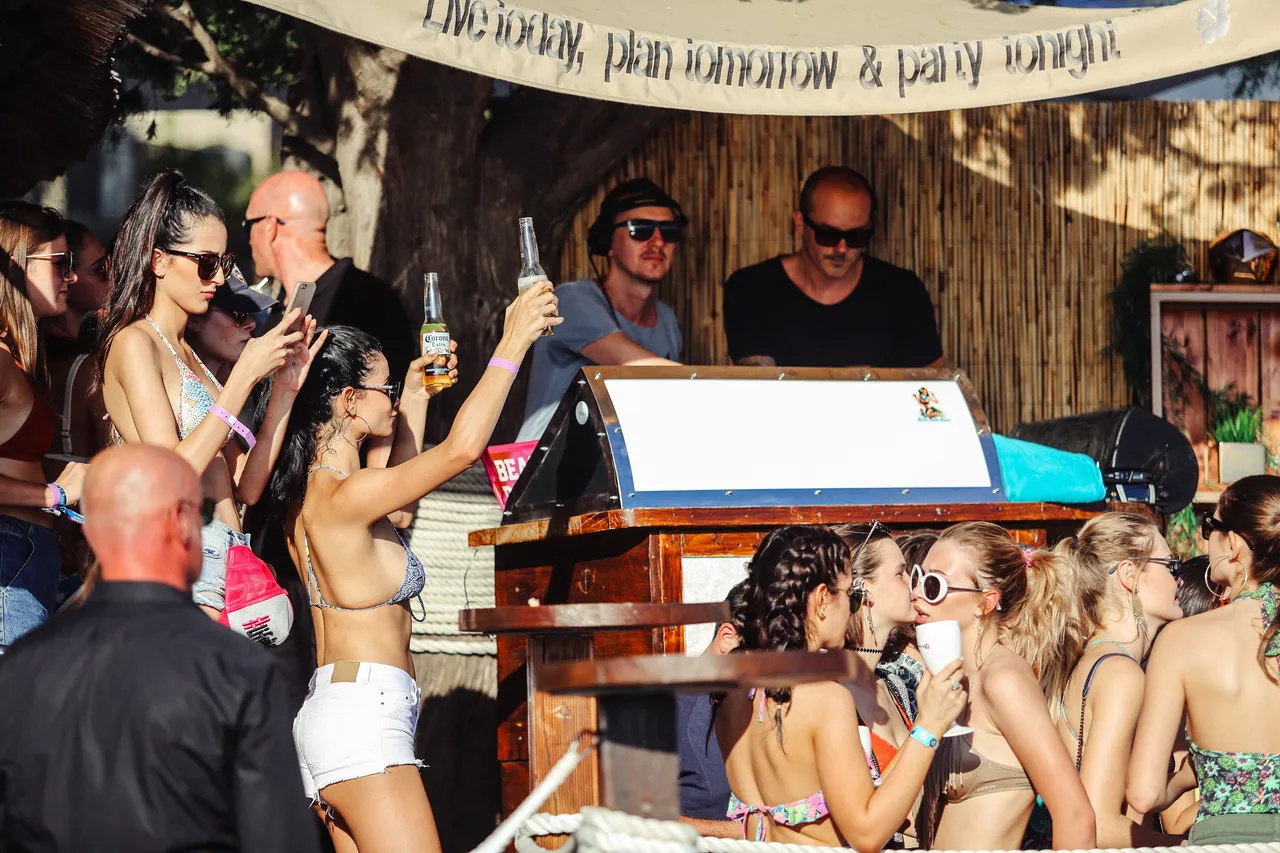 Afterbeach zabava u Hula Hula beach baru