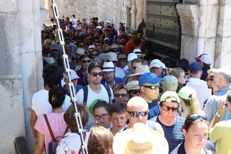 Dubrovnik: zbog velike navale turista došlo do zastoja na Vratima od Pila