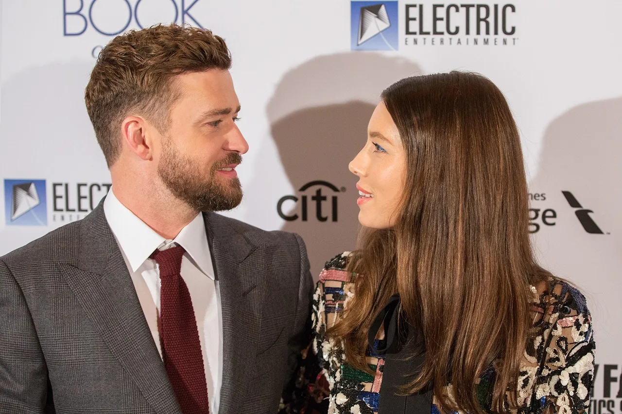 Justin Timberlake i Jessica Biel upoznali su se na tulumu preko zajedničke prijateljice. Iako su cijelu noć razgovarali, nisu razmijenili brojeve. A onda je Jessica otišla na jedan Justinov koncert, on ju je tražio broj i ostalo je povijest.