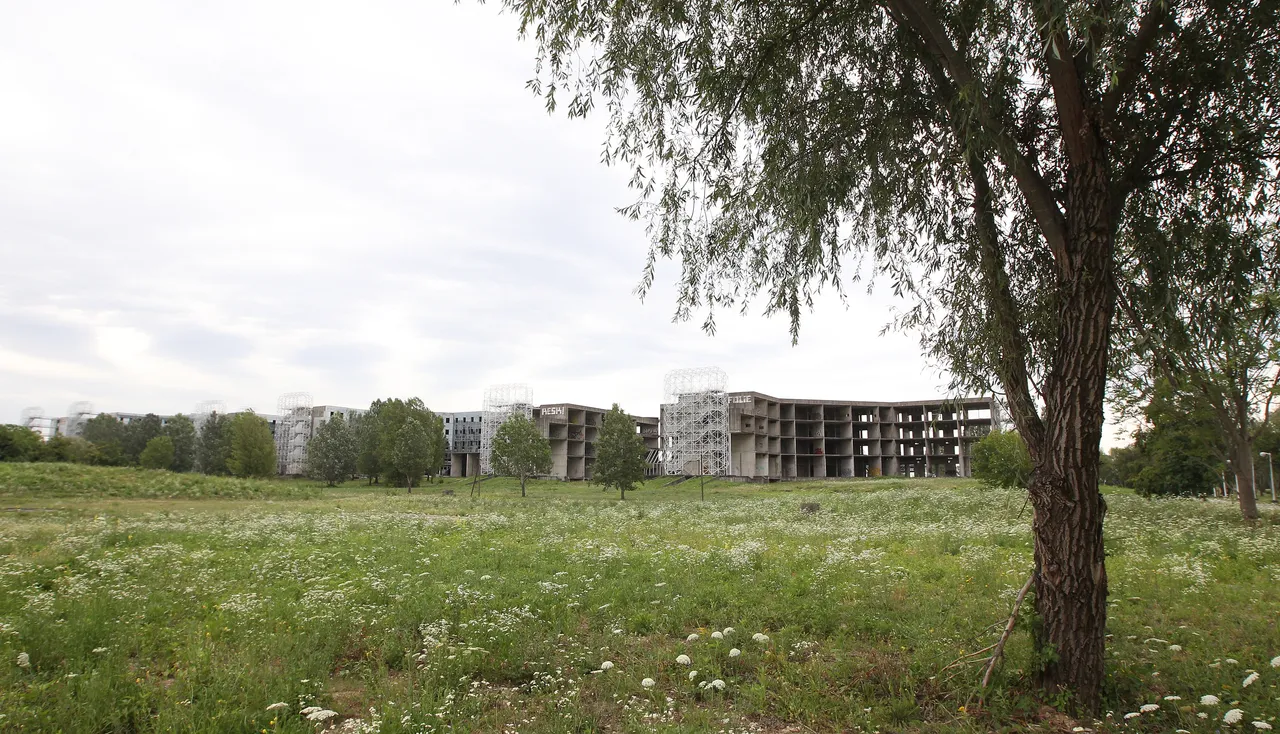 Devastirano i zapušteno gradilište Sveučilišne bolnice