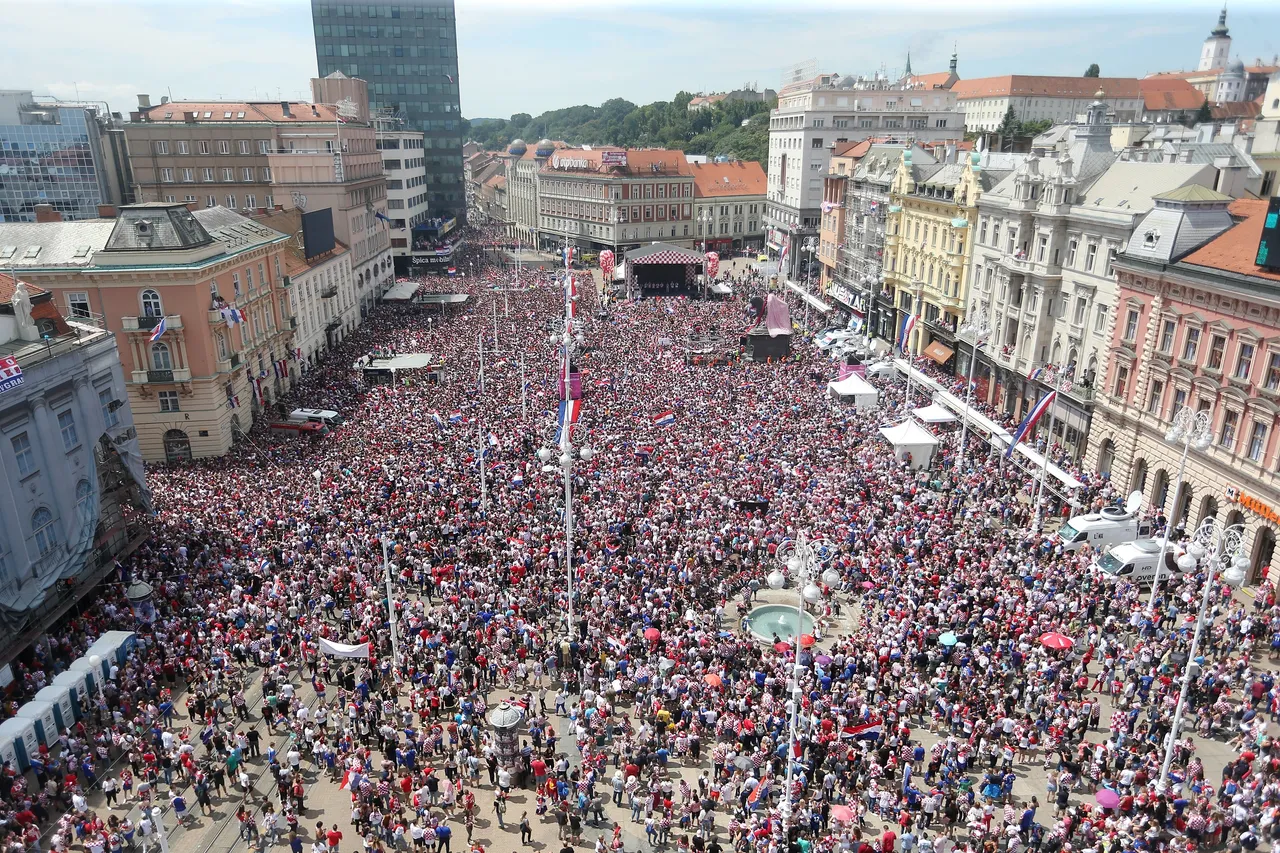 Pogled na prepun Trg uoči dolaska nogometnih reprezentativaca oduzima dah