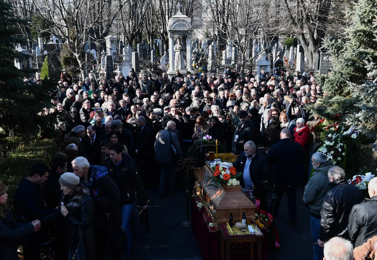 Beograd: Obitelj, prijatelji i sugrađani opraštaju se od Olivera Ivanovića na Novom groblju