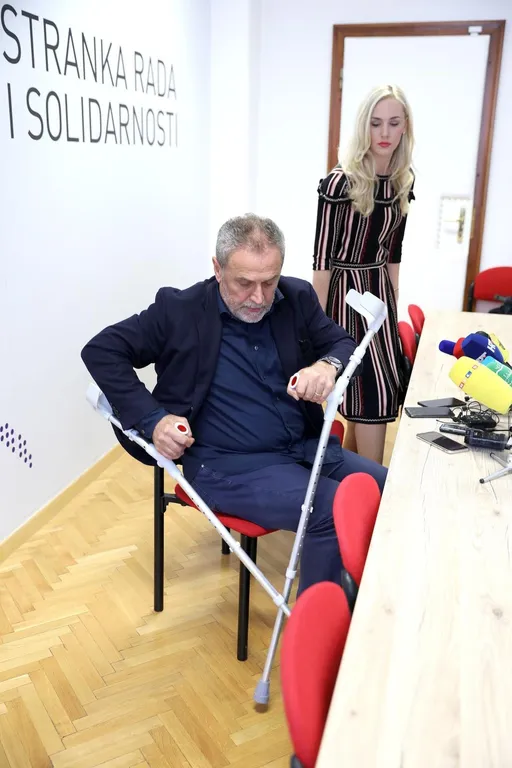 Zagrebački gradonačelnik viđen je sa štakama po povratku iz Rusije. 6.11. je na konferenciji za medije rekao da je slomio gležanj i završio u Traumatološkoj bolnici.