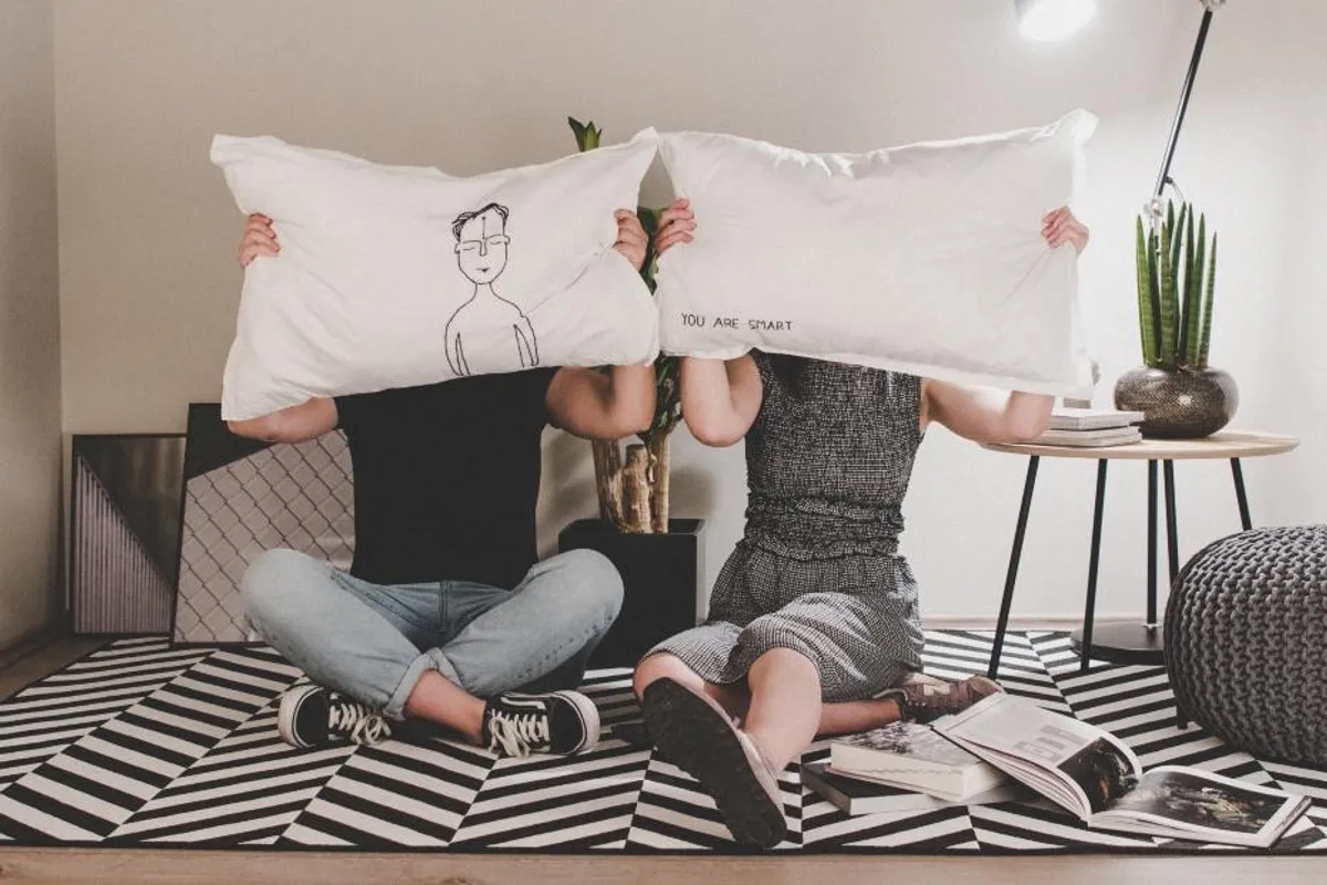 Ajoj, jesi li već na Instagramu uočila ove izvezene jastučnice? Iza njih je super domaća priča