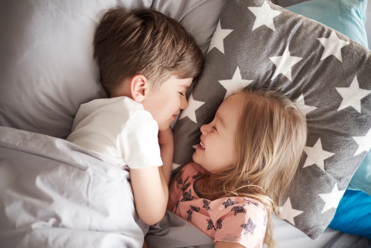 U krevet uvijek u isto vrijeme - iako djeca ne znaju koliko je sati, njihova tijela znaju. Odlazak u krevet u isto vrijeme pomaže im fizički i mentalno ući u rutinu spavanja. Pokušajte ga se držati i za vrijeme praznika i tijekom ljeta