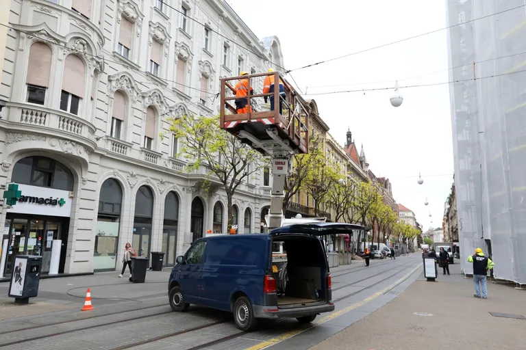 Radnici ZET-a popravljaju tramvajske žice