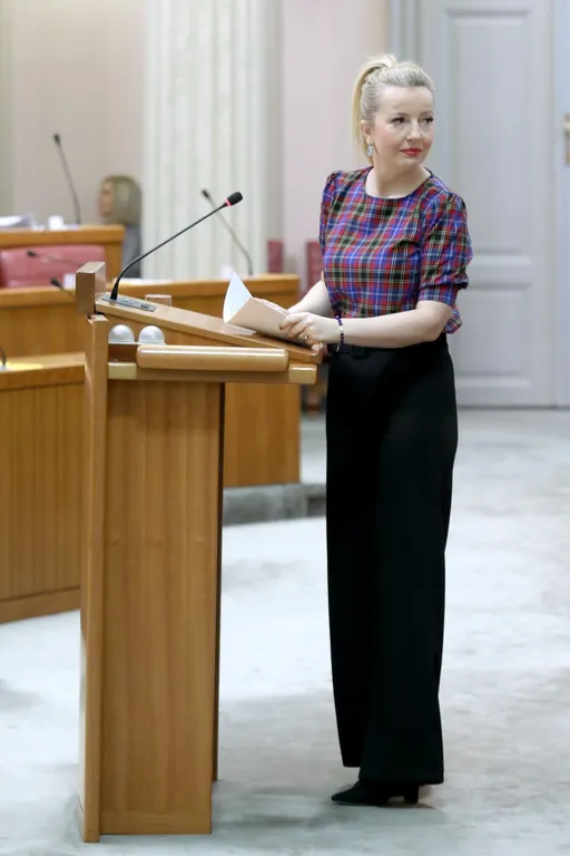 Zagreb: Državna tajnica Margareta Mađerić odjevnu kombinaciju podigla kariranom bluzom