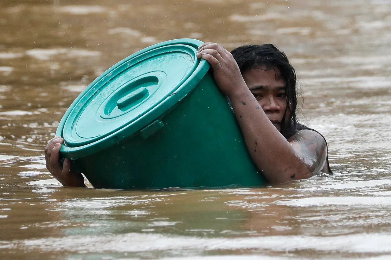 Tajfun Vamco udario Filipine: Tisuće domova poplavljeno, ljudi spašavaju ono najvrednije