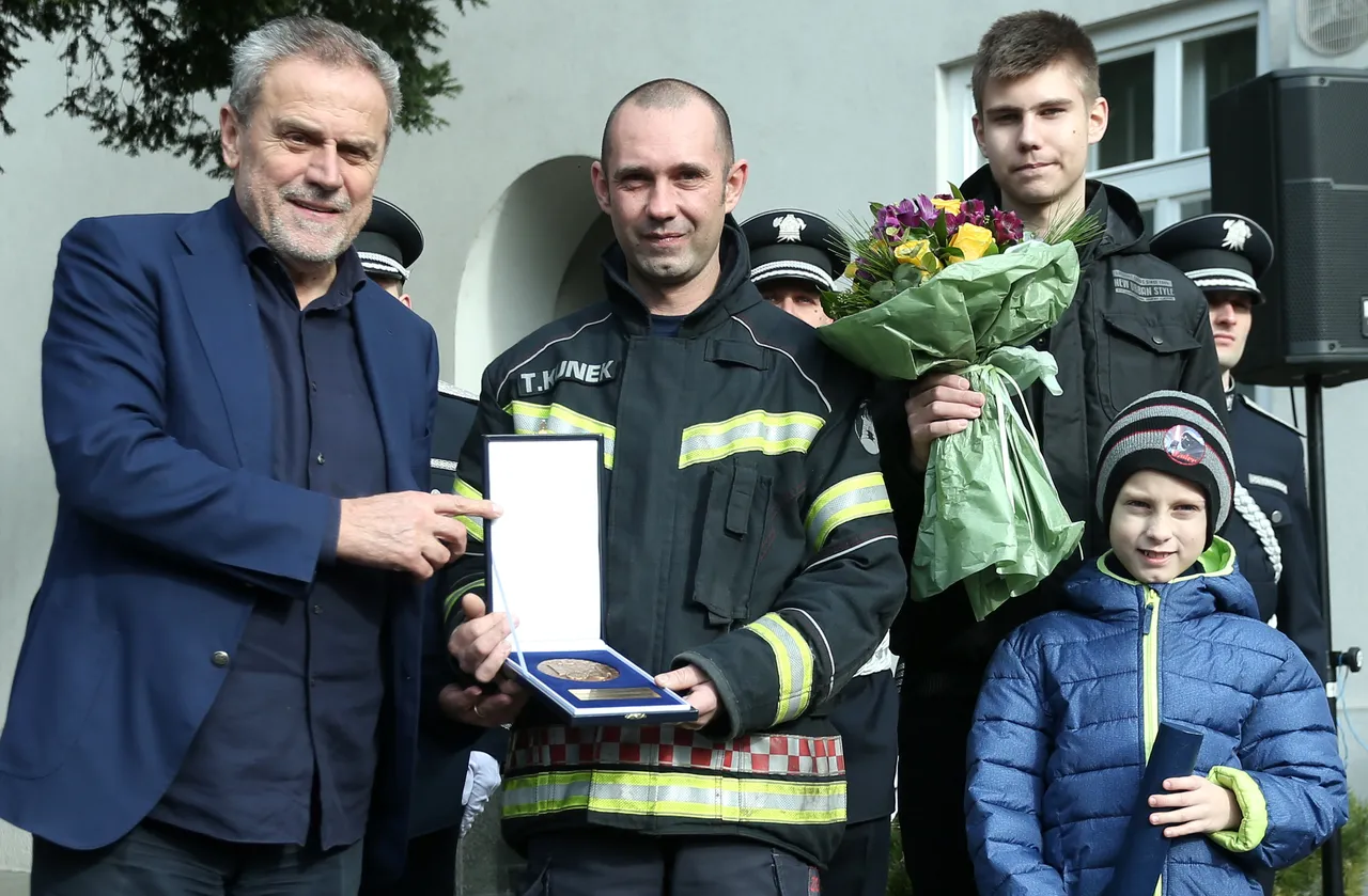 Vatrogascu Kuneku nagrada za plemenito djelo i požrtvovnost: gradonačelnik Bandić uručio mu Medalju Grada Zagreba