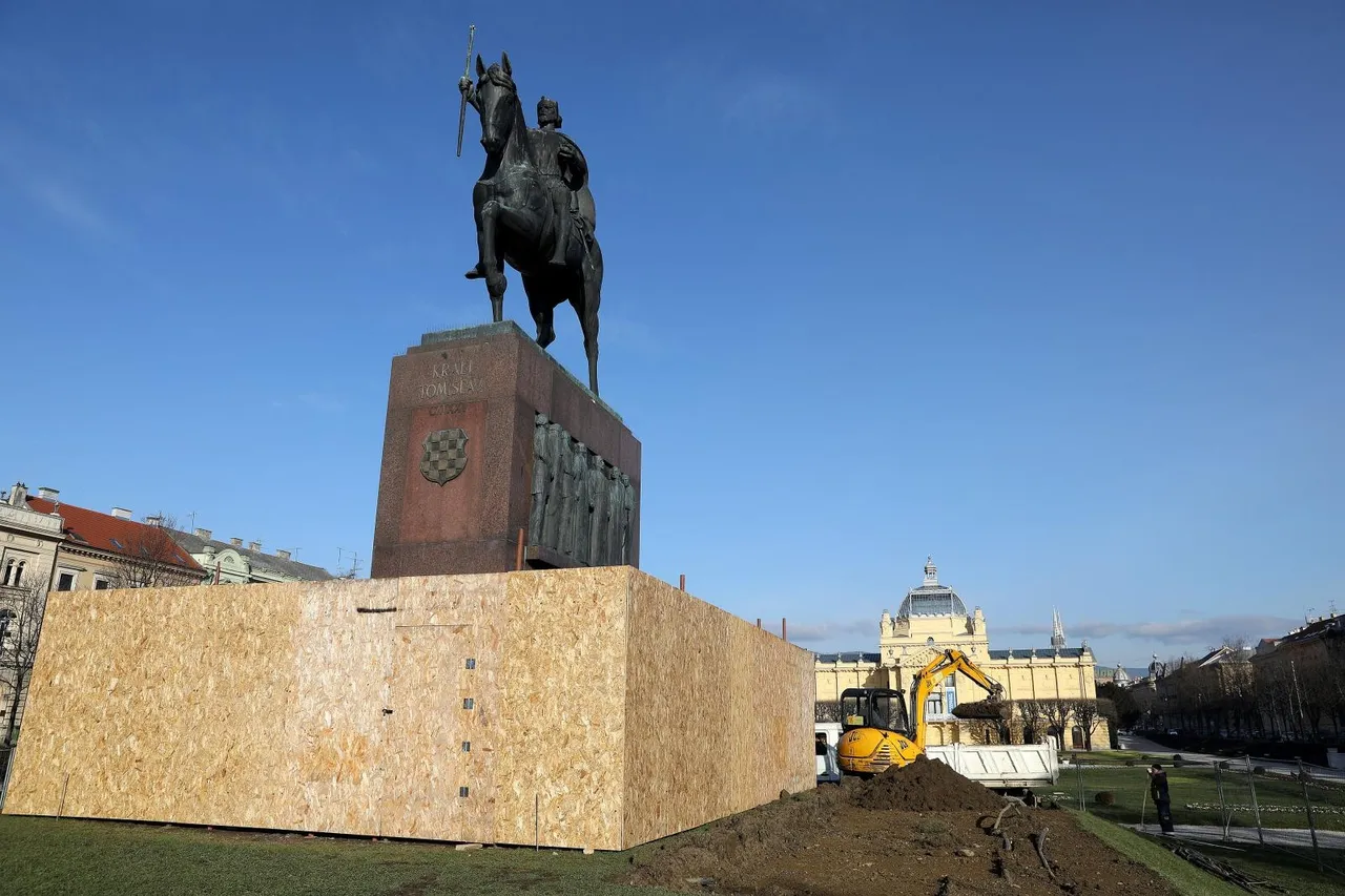 Nestaje zelenilo: nastavljeni radovi na uređenju platoa uz spomenik kralju Tomislavu